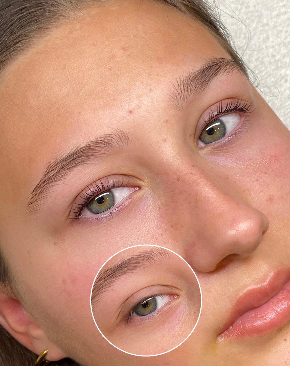 Lash lift before and after: natural lashes curled from the root, with the before photo shown in the circle